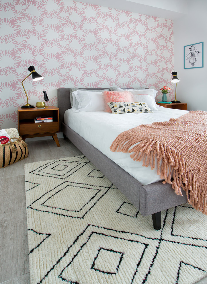 На фото: маленькая гостевая спальня (комната для гостей) в скандинавском стиле с розовыми стенами, полом из винила и серым полом для на участке и в саду