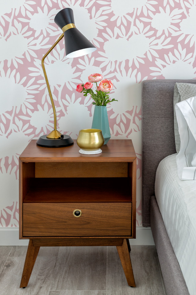 マイアミにある小さな北欧スタイルのおしゃれな客用寝室 (ピンクの壁、クッションフロア、グレーの床) のレイアウト