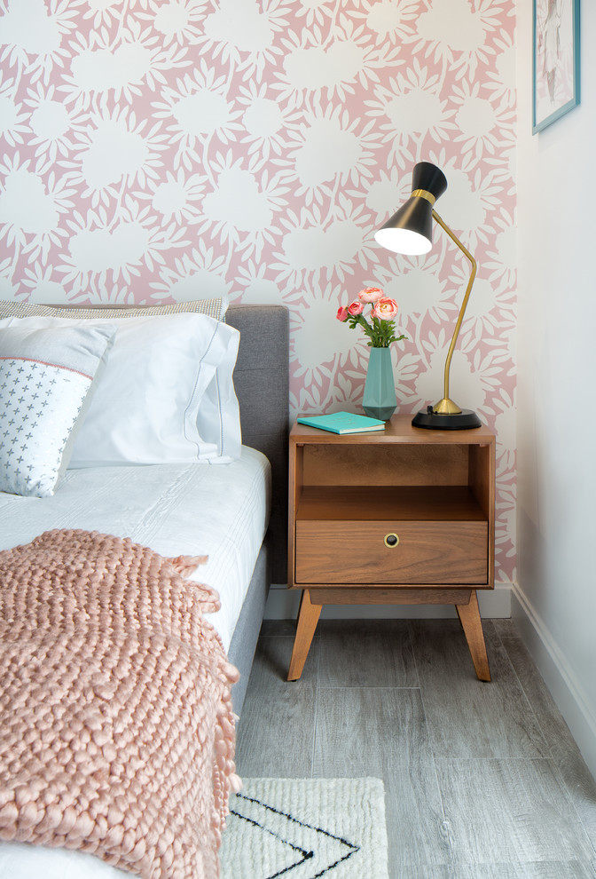 Imagen de habitación de invitados nórdica pequeña con paredes rosas, suelo vinílico y suelo gris
