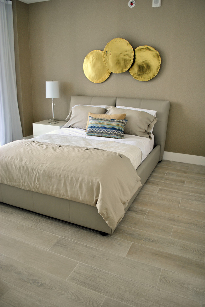 На фото: спальня в современном стиле с бежевыми стенами и полом из керамогранита