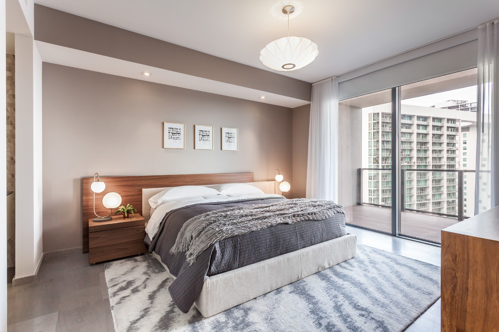 Foto di una camera da letto design con pareti grigie e pavimento grigio
