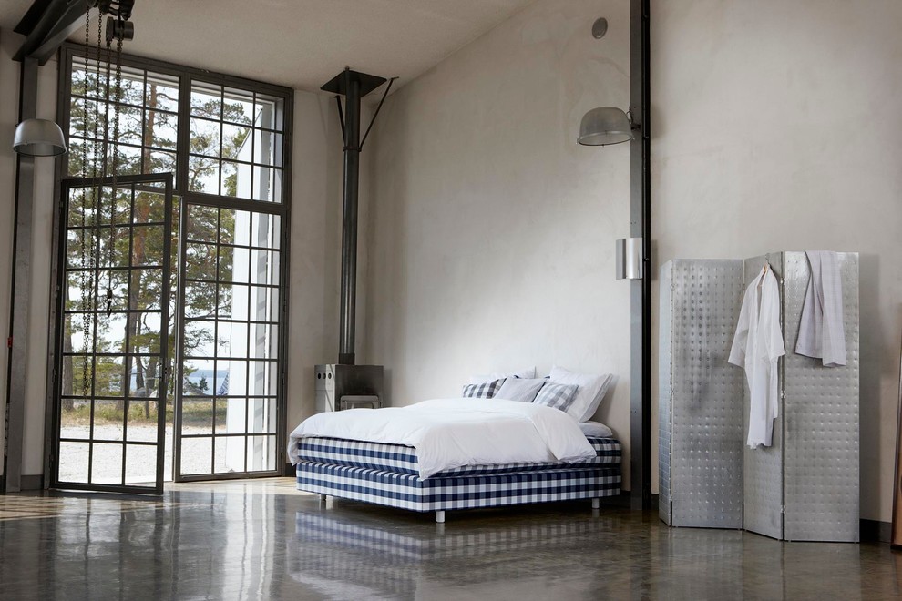 Пример оригинального дизайна: большая хозяйская спальня в стиле лофт с бежевыми стенами и бетонным полом без камина
