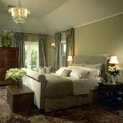 Example of a classic bedroom design in Los Angeles