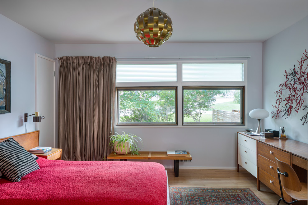 На фото: маленькая хозяйская спальня в стиле ретро с серыми стенами и светлым паркетным полом без камина для на участке и в саду с