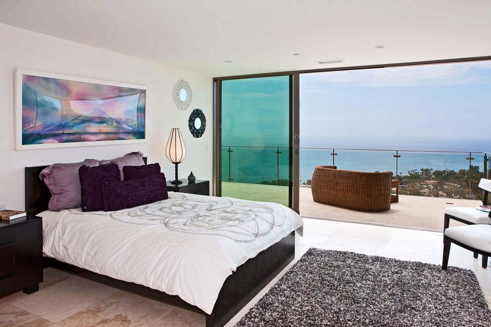 Modernes Schlafzimmer mit weißer Wandfarbe in Los Angeles