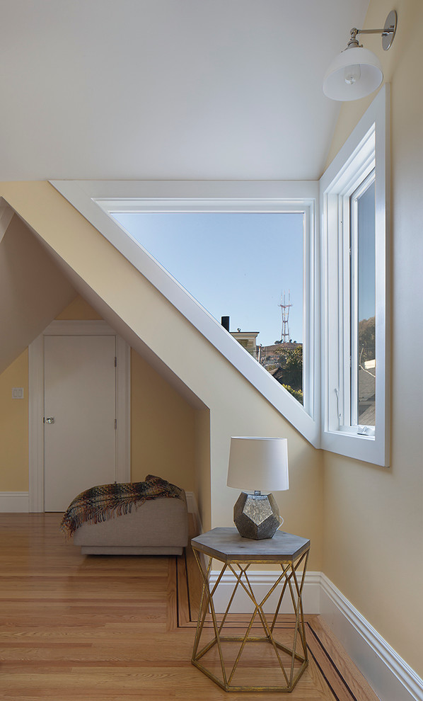 Mittelgroßes Landhaus Hauptschlafzimmer ohne Kamin mit gelber Wandfarbe und braunem Holzboden in San Francisco