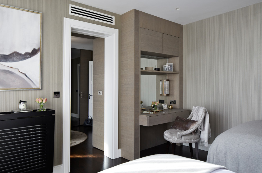 Foto de habitación de invitados minimalista de tamaño medio con paredes beige, suelo de madera en tonos medios y suelo marrón