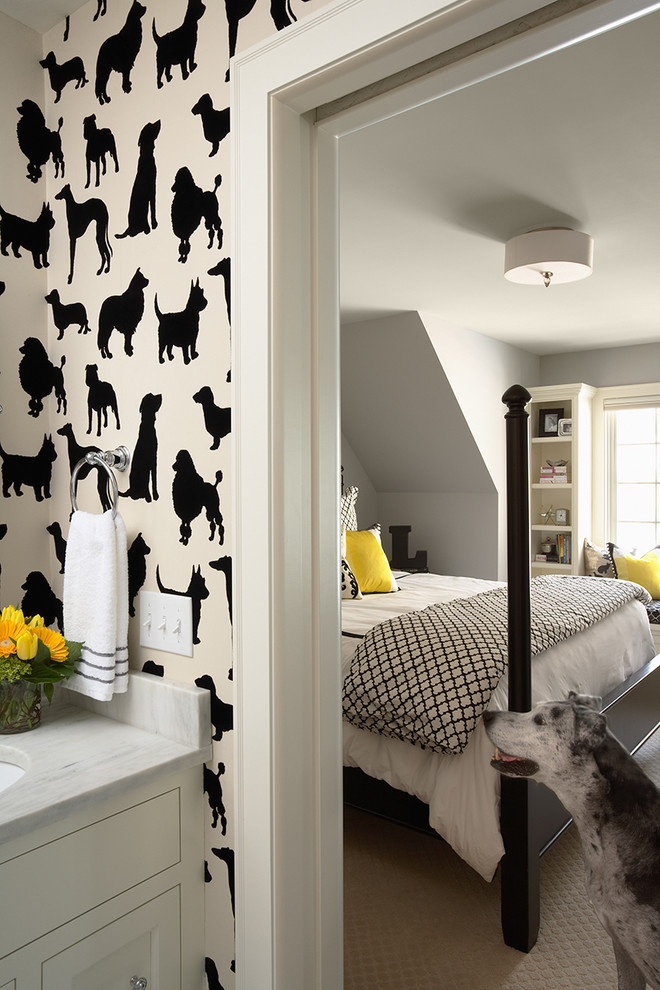 Стильный дизайн: спальня: освещение в классическом стиле с серыми стенами и ковровым покрытием - последний тренд