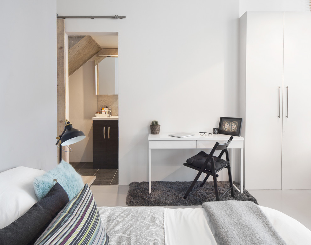 Diseño de dormitorio principal romántico de tamaño medio con suelo de cemento y suelo gris