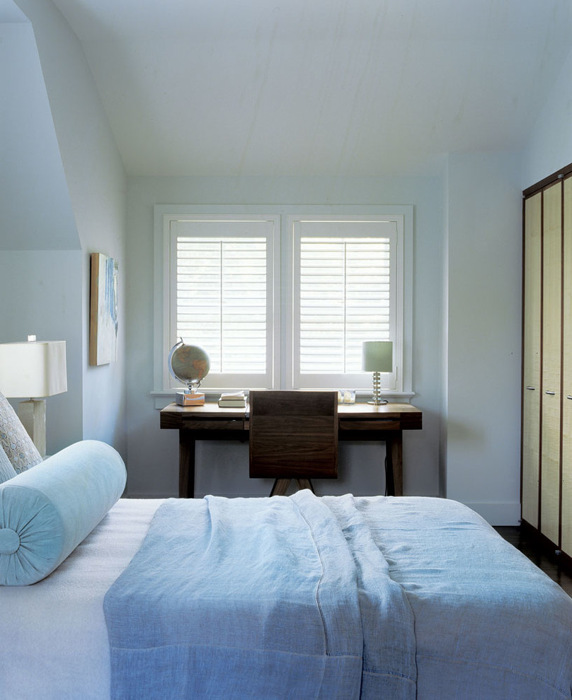 Exemple d'une chambre d'amis tendance de taille moyenne avec un mur bleu, parquet foncé et aucune cheminée.