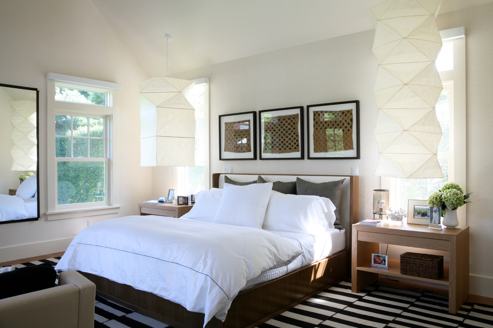 Ispirazione per una camera da letto costiera con pareti beige
