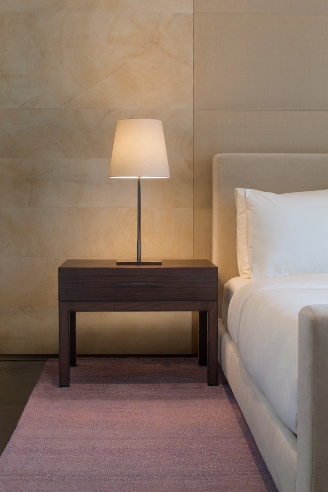 Großes Modernes Hauptschlafzimmer ohne Kamin mit beiger Wandfarbe und lila Boden in New York