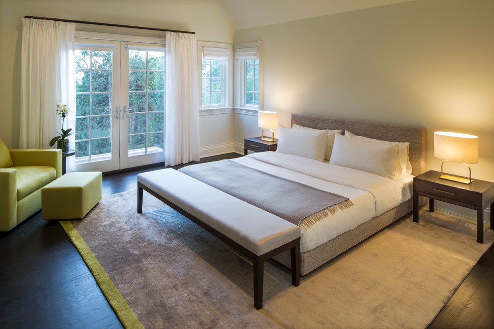 Großes Modernes Hauptschlafzimmer ohne Kamin mit weißer Wandfarbe, dunklem Holzboden und braunem Boden in New York