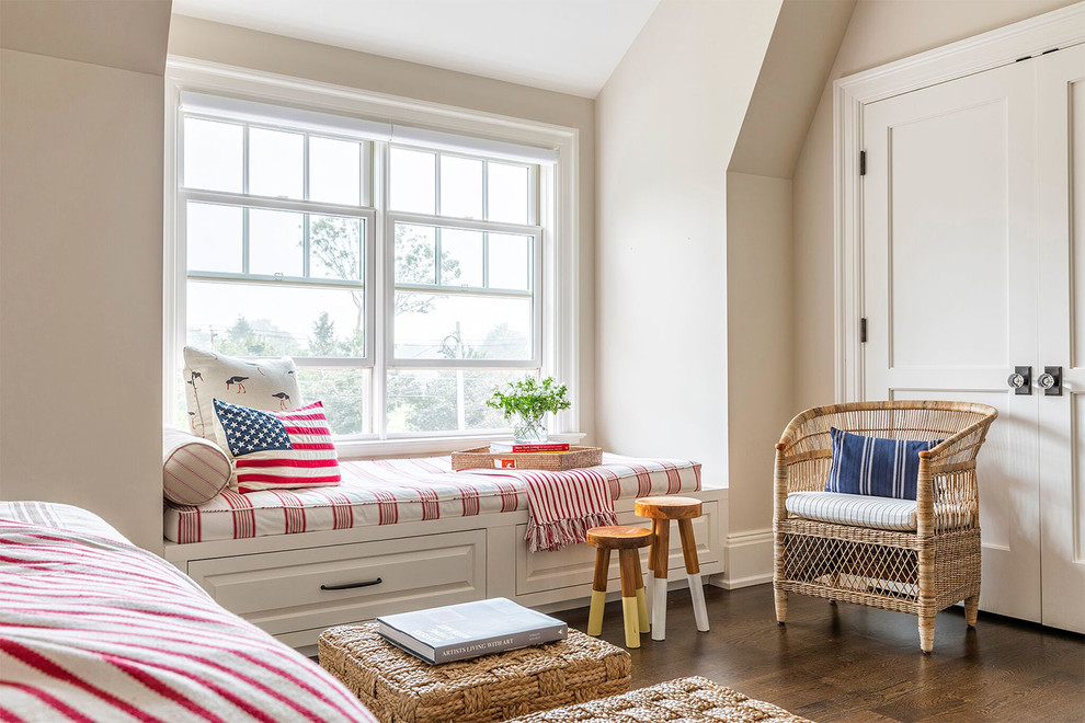 Immagine di una camera da letto stile marino con pareti beige, parquet scuro e pavimento marrone