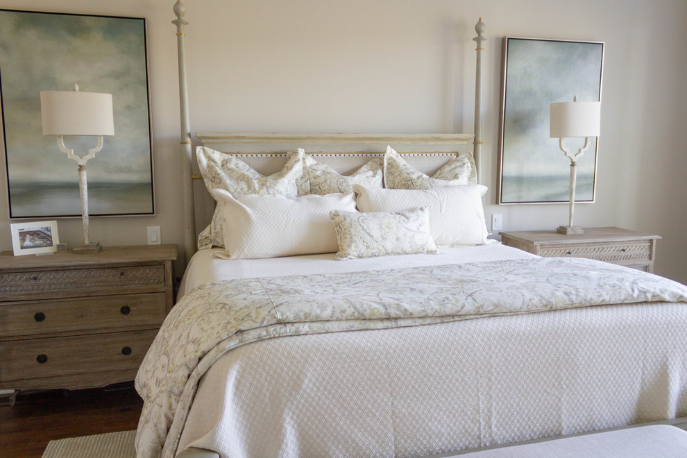 Imagen de dormitorio principal clásico de tamaño medio con paredes beige, suelo de madera en tonos medios y suelo marrón