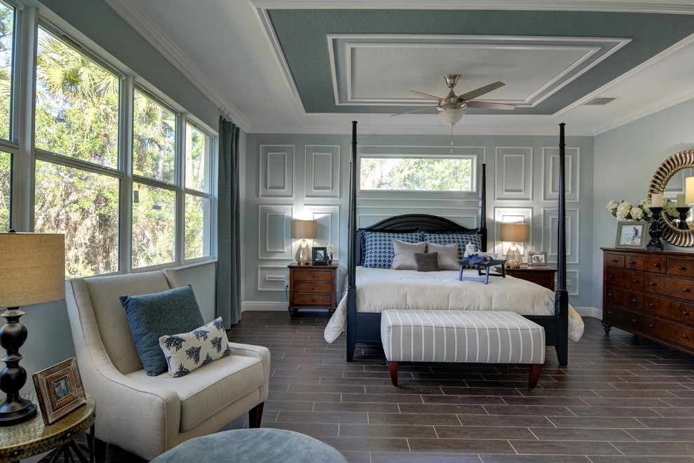 Foto di una camera matrimoniale minimal di medie dimensioni con pareti blu, pavimento con piastrelle in ceramica e nessun camino