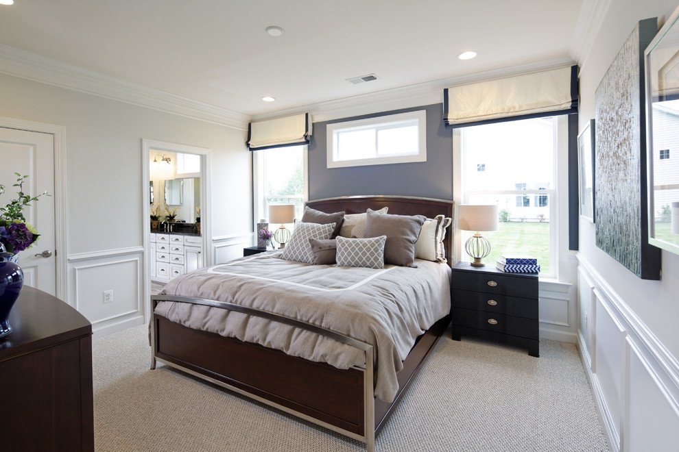 Modelo de dormitorio principal clásico renovado con paredes grises y moqueta