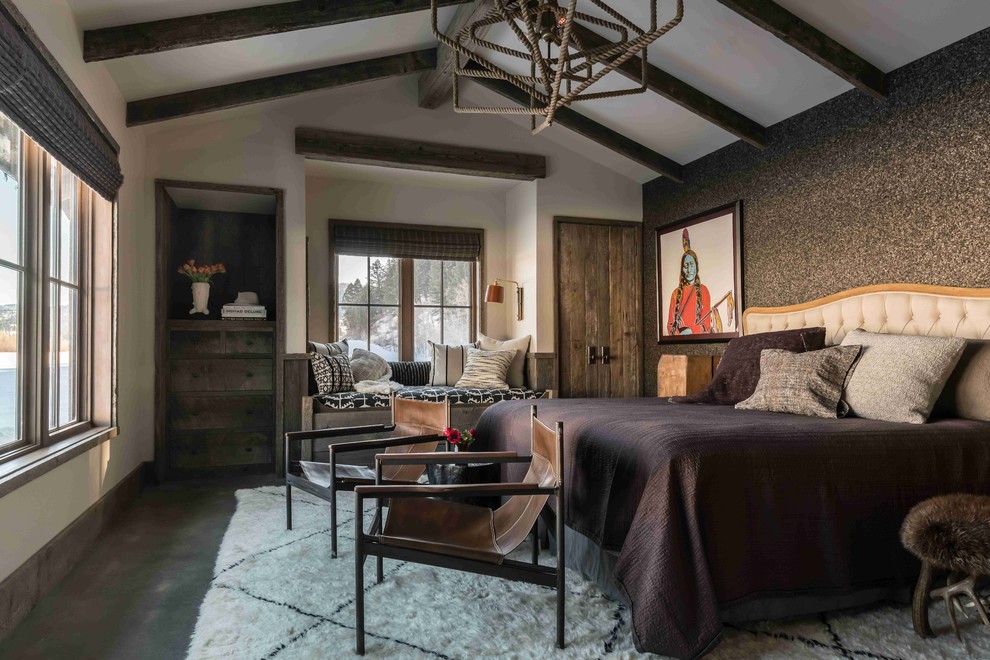 Uriges Schlafzimmer mit brauner Wandfarbe und grauem Boden in Sonstige