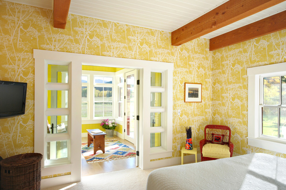 Inspiration för mellanstora lantliga gästrum, med gula väggar, heltäckningsmatta och beiget golv