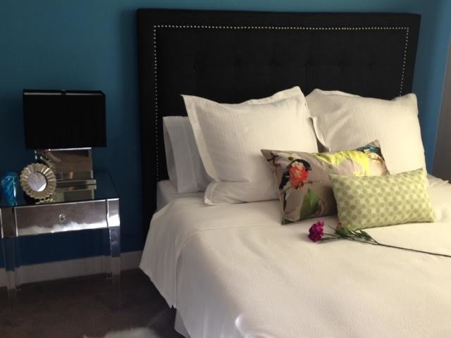 На фото: гостевая спальня среднего размера, (комната для гостей) в стиле неоклассика (современная классика) с синими стенами и ковровым покрытием