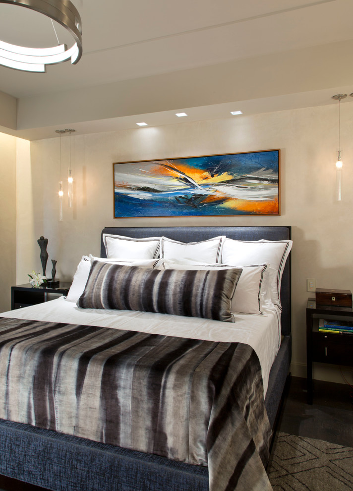 Mittelgroßes Modernes Hauptschlafzimmer mit grauer Wandfarbe, braunem Holzboden, Gaskamin und Kaminumrandung aus Stein in Denver