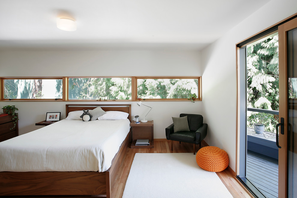 Идея дизайна: гостевая спальня среднего размера, (комната для гостей) в стиле ретро с белыми стенами и светлым паркетным полом без камина