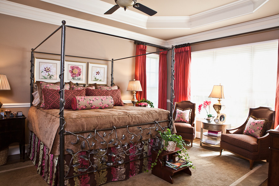 Пример оригинального дизайна: хозяйская спальня среднего размера в стиле фьюжн с бежевыми стенами и паркетным полом среднего тона