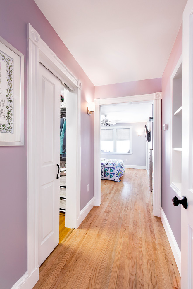 На фото: хозяйская спальня среднего размера в стиле неоклассика (современная классика) с фиолетовыми стенами и светлым паркетным полом без камина с
