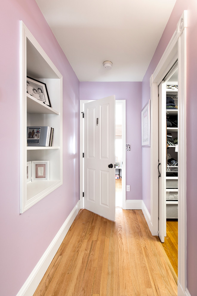 Стильный дизайн: хозяйская спальня среднего размера в стиле неоклассика (современная классика) с фиолетовыми стенами и светлым паркетным полом без камина - последний тренд