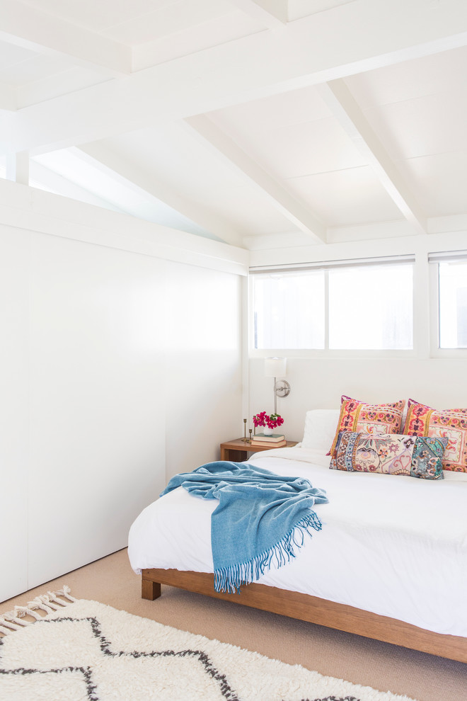 Ejemplo de dormitorio principal tradicional renovado de tamaño medio sin chimenea con paredes blancas y moqueta