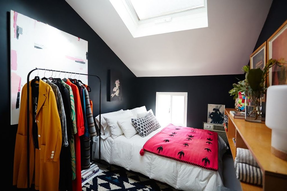 Источник вдохновения для домашнего уюта: маленькая спальня на антресоли в стиле модернизм с черными стенами для на участке и в саду