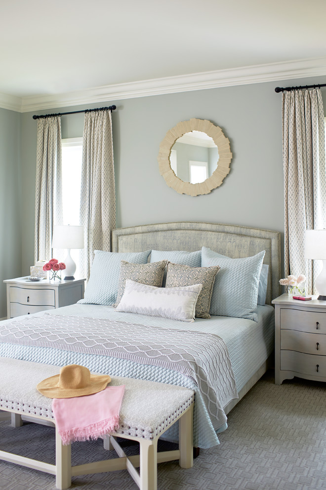 На фото: спальня в морском стиле с серыми стенами, ковровым покрытием и серым полом
