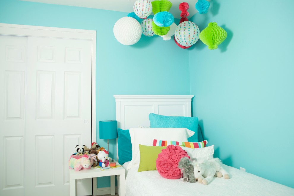 Foto di una camera degli ospiti minimal con pareti blu