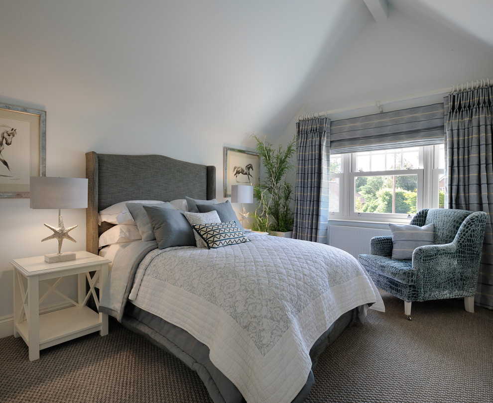 Свежая идея для дизайна: спальня среднего размера в морском стиле с серыми стенами, ковровым покрытием и бежевым полом без камина - отличное фото интерьера