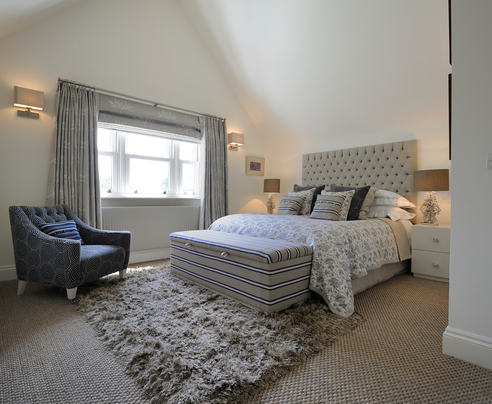 Mittelgroßes Klassisches Schlafzimmer ohne Kamin mit beiger Wandfarbe, Teppichboden und beigem Boden in London