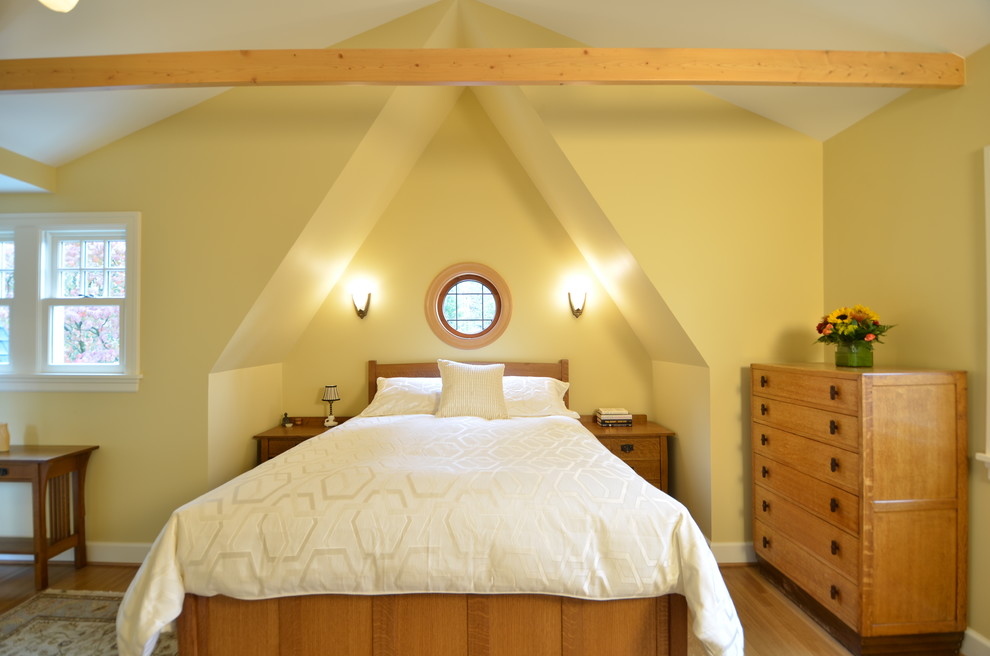 Стильный дизайн: спальня среднего размера в стиле кантри - последний тренд