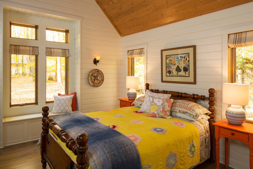 Idee per una piccola camera degli ospiti eclettica con pareti beige, pavimento in legno massello medio e pavimento marrone