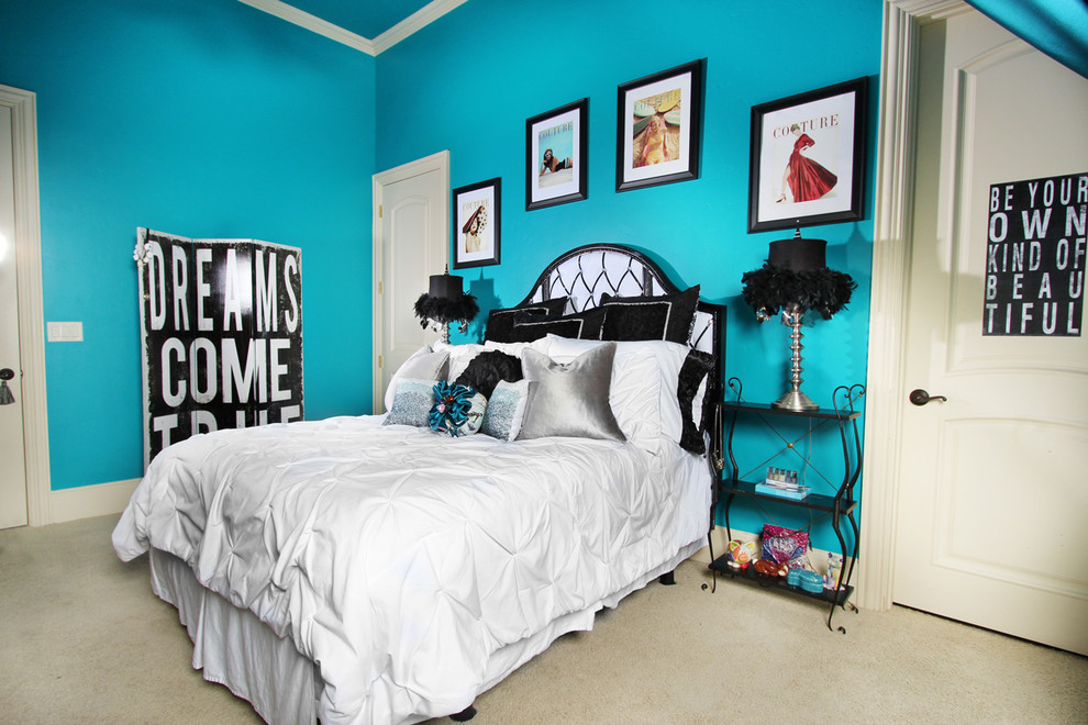 Источник вдохновения для домашнего уюта: спальня среднего размера в стиле фьюжн с синими стенами