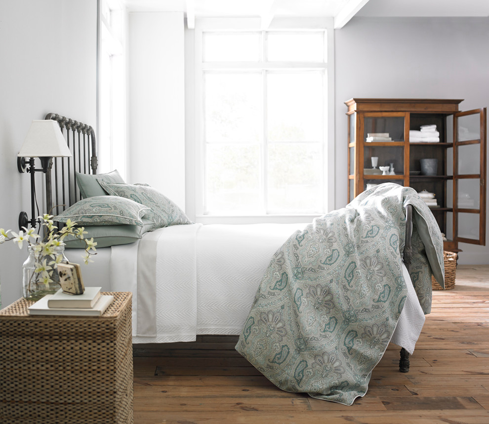 Diseño de dormitorio romántico de tamaño medio con paredes blancas y suelo de madera clara