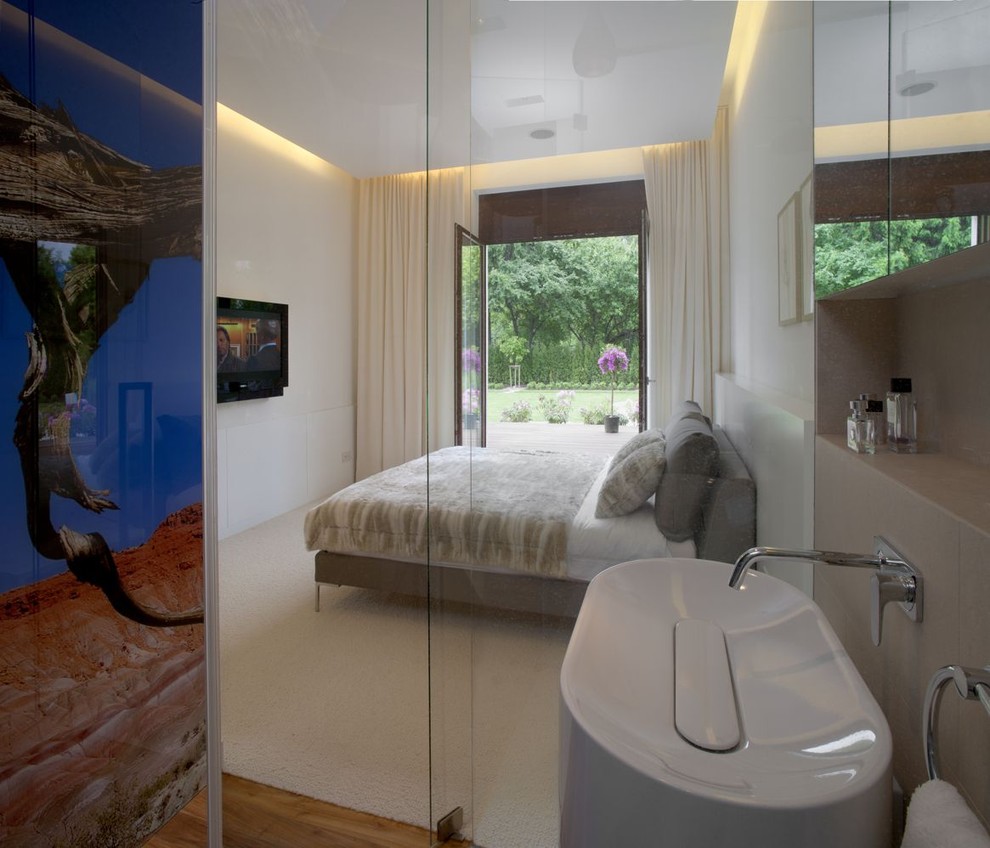 Источник вдохновения для домашнего уюта: спальня в современном стиле с белыми стенами и телевизором