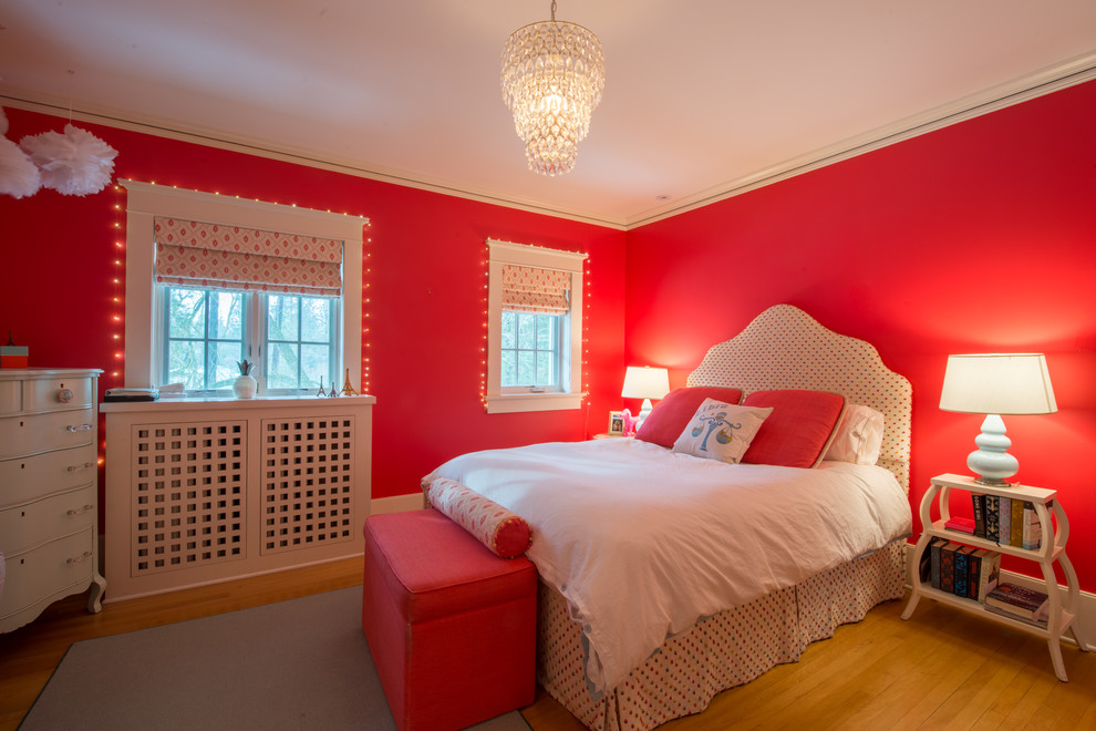 Свежая идея для дизайна: спальня в стиле фьюжн с розовыми стенами - отличное фото интерьера