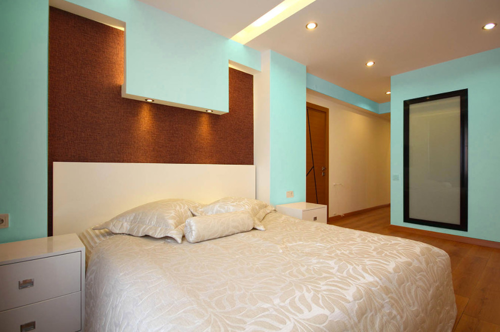 シカゴにある広いコンテンポラリースタイルのおしゃれな主寝室 (青い壁、無垢フローリング、茶色い床) のレイアウト