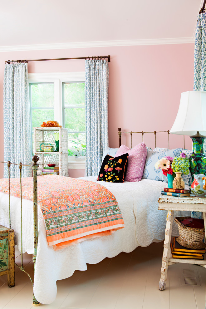На фото: гостевая спальня (комната для гостей) в стиле шебби-шик с розовыми стенами и деревянным полом