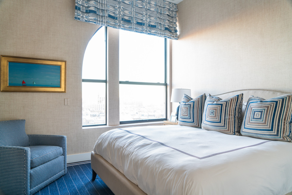 Maritimes Gästezimmer mit weißer Wandfarbe, Teppichboden, blauem Boden und Tapetenwänden in Boston