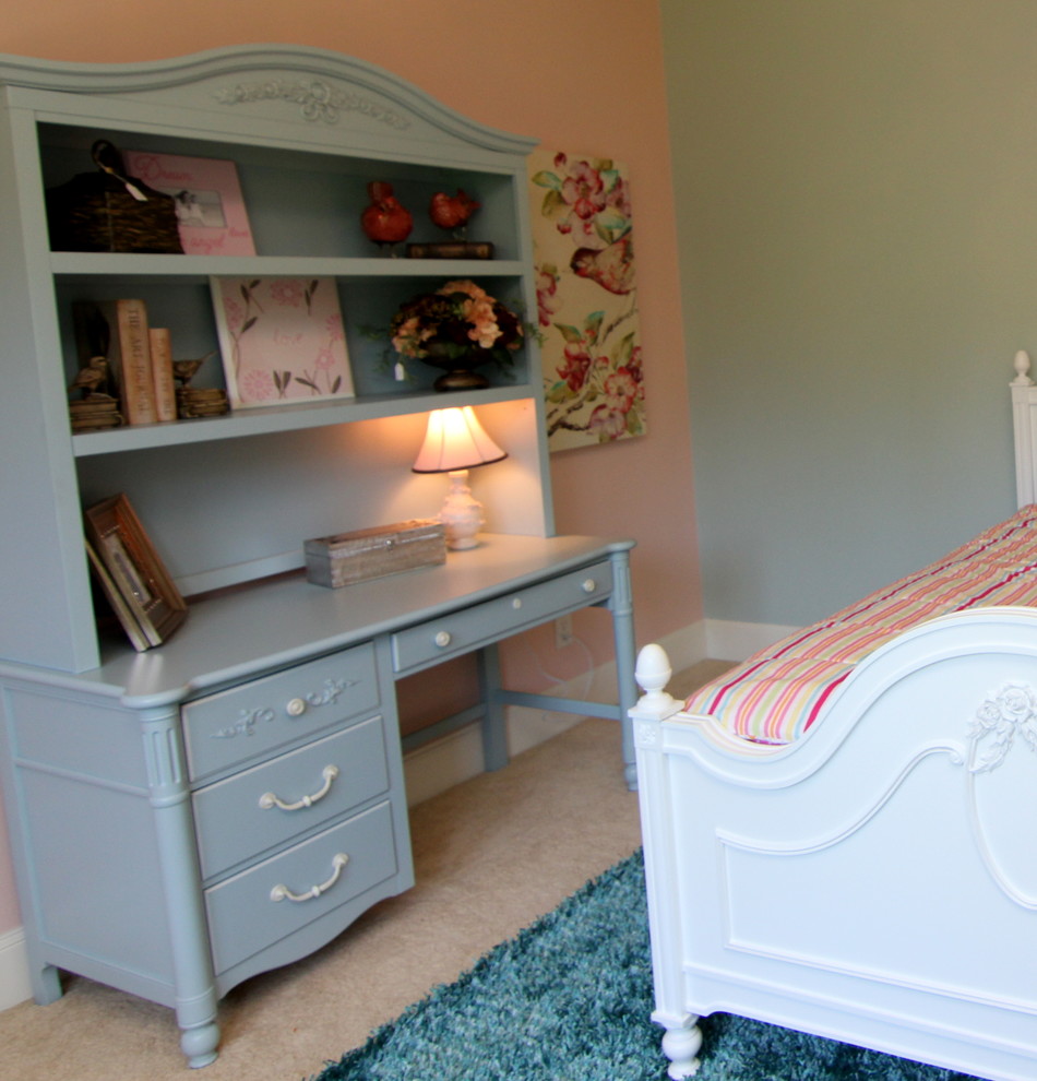 Modelo de habitación de invitados de estilo americano de tamaño medio sin chimenea con paredes rosas y moqueta