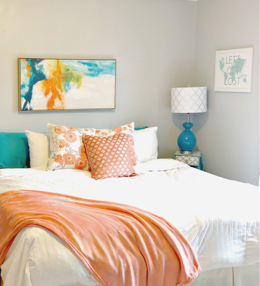 Стильный дизайн: гостевая спальня среднего размера, (комната для гостей) в стиле неоклассика (современная классика) с серыми стенами - последний тренд