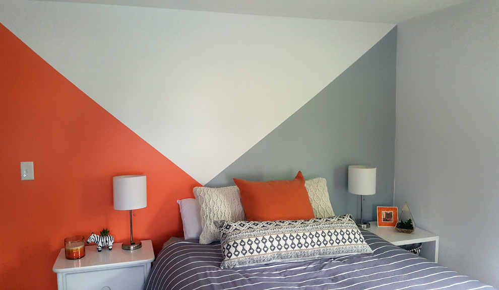 Modelo de habitación de invitados minimalista de tamaño medio con paredes multicolor, suelo de madera en tonos medios y suelo marrón
