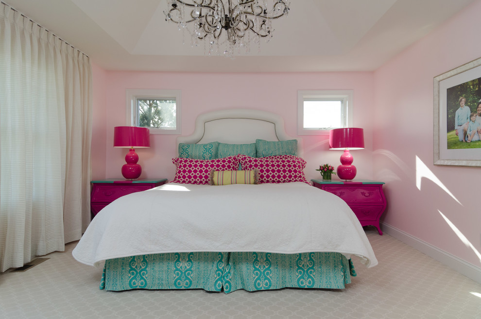 На фото: хозяйская спальня в стиле неоклассика (современная классика) с ковровым покрытием с