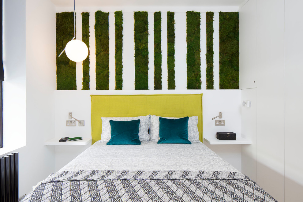 На фото: маленькая хозяйская спальня в современном стиле с белыми стенами, светлым паркетным полом и разноцветным полом для на участке и в саду