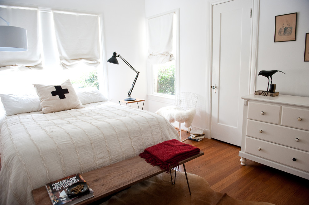 Bild på ett eklektiskt sovrum, med vita väggar